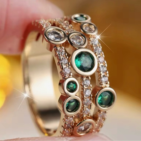 NEW Elegant Gold and Green Gemstone Ring - Picture 3 of 4